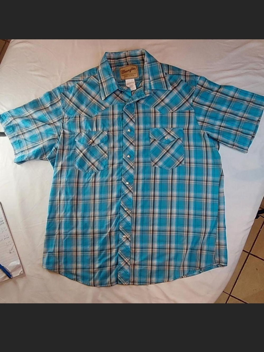 Wrangler Men’s XL blue, white, and brown plaid short sleeve pearl snap up shirt
